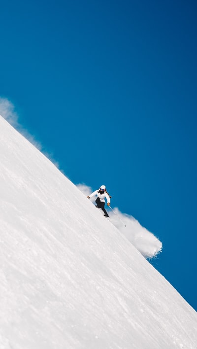 山崖滑雪人